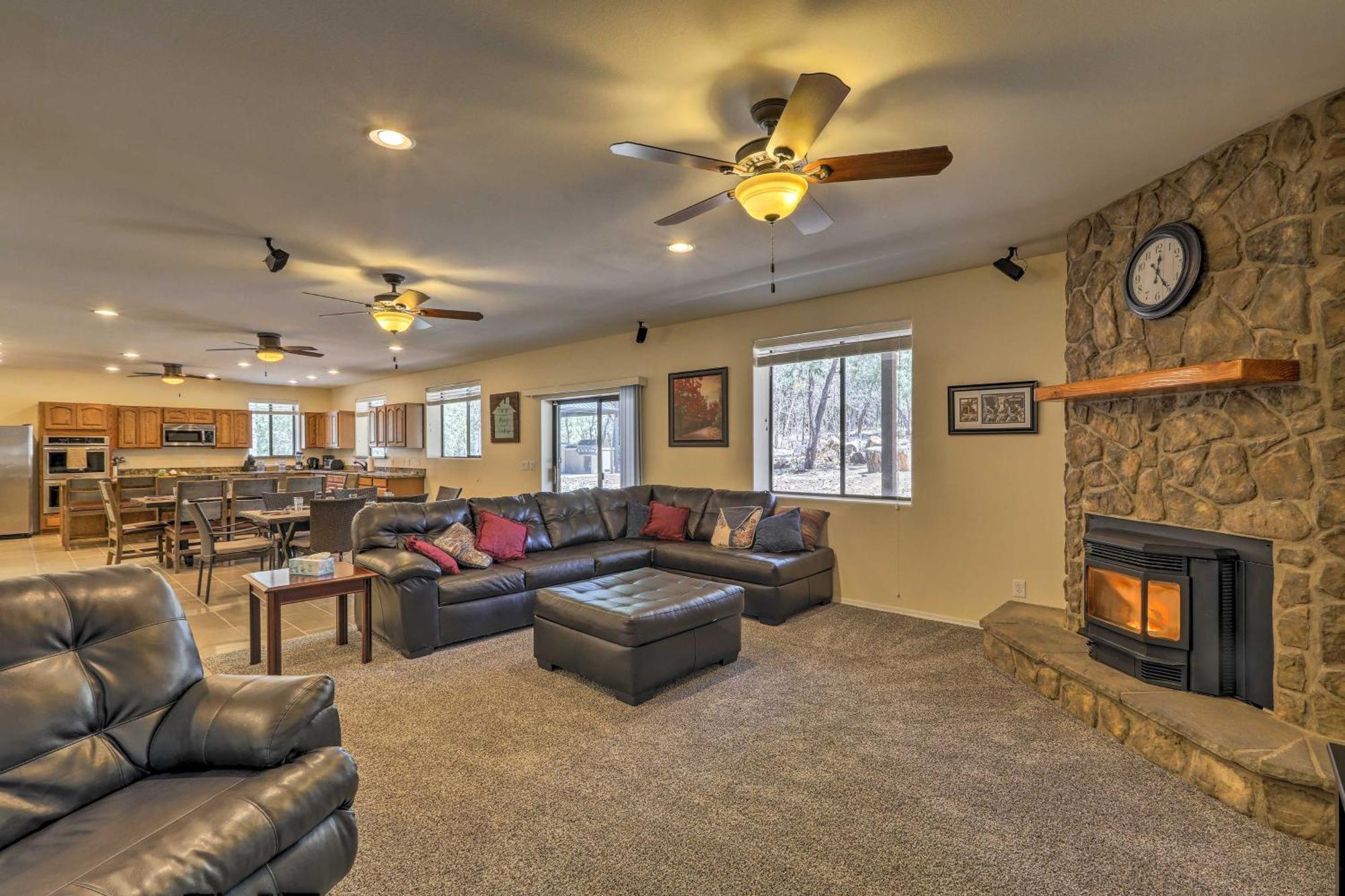 Spacious Pinetop-Lakeside Home With Hot Tub And Grill! Kültér fotó